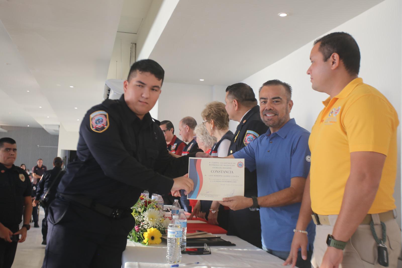 $!Celebra Bomberos Mazatlán su día entre reconocimientos y relevo generacional