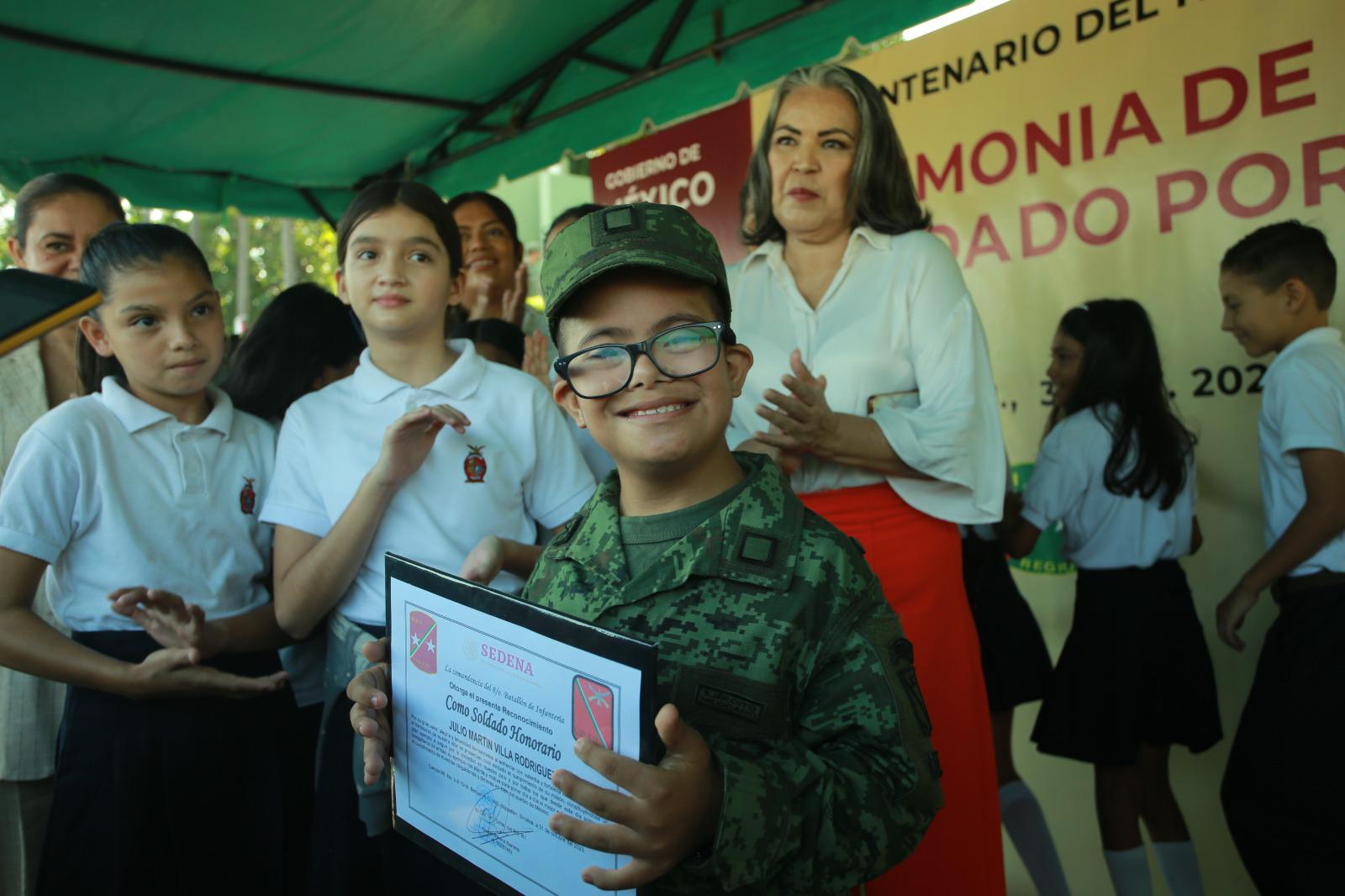 $!El niño mazatleco Julio Martín se convierte en soldado honorario por un día