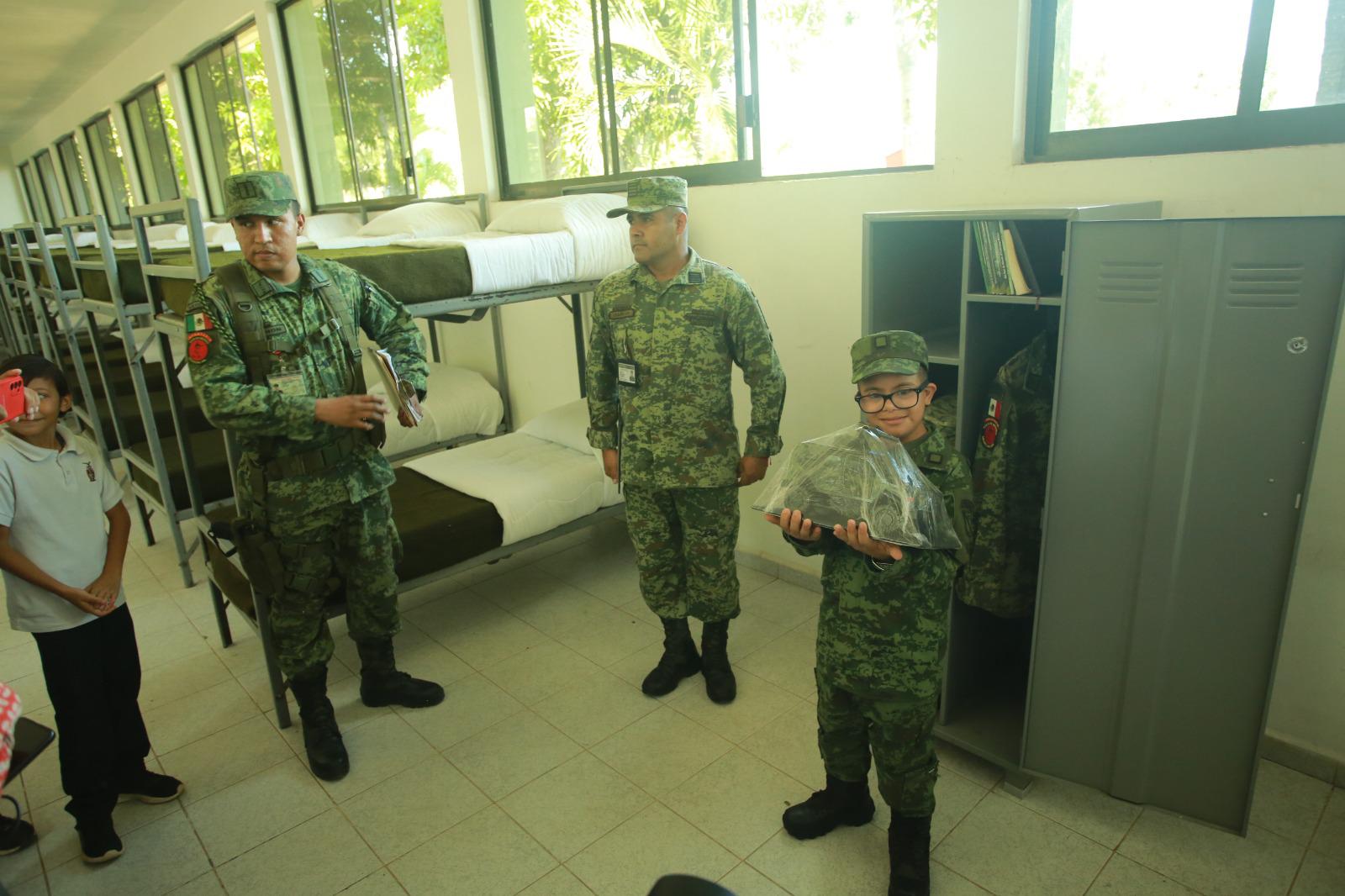 $!El niño mazatleco Julio Martín se convierte en soldado honorario por un día