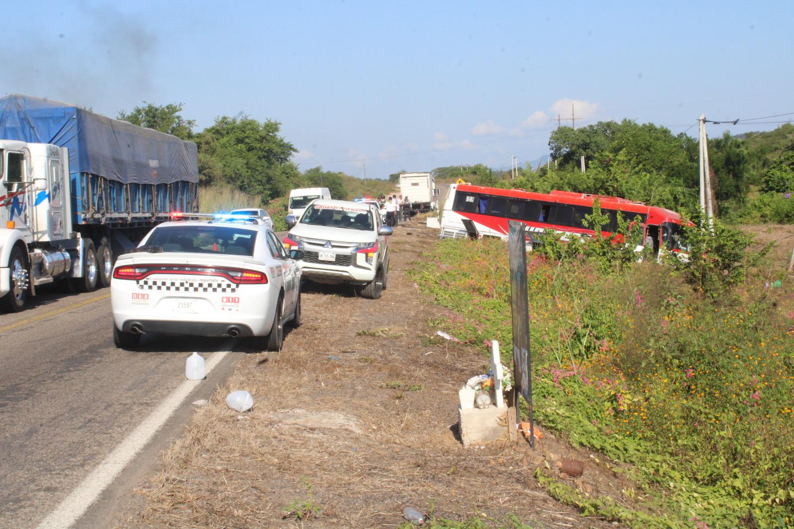 $!Se registra aparatoso choque entre camión de jornaleros y torton en Rosario