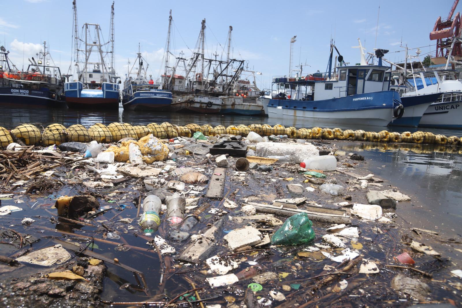 $!Impide biobarda que 12 toneladas de basura lleguen al mar en el puente Juárez