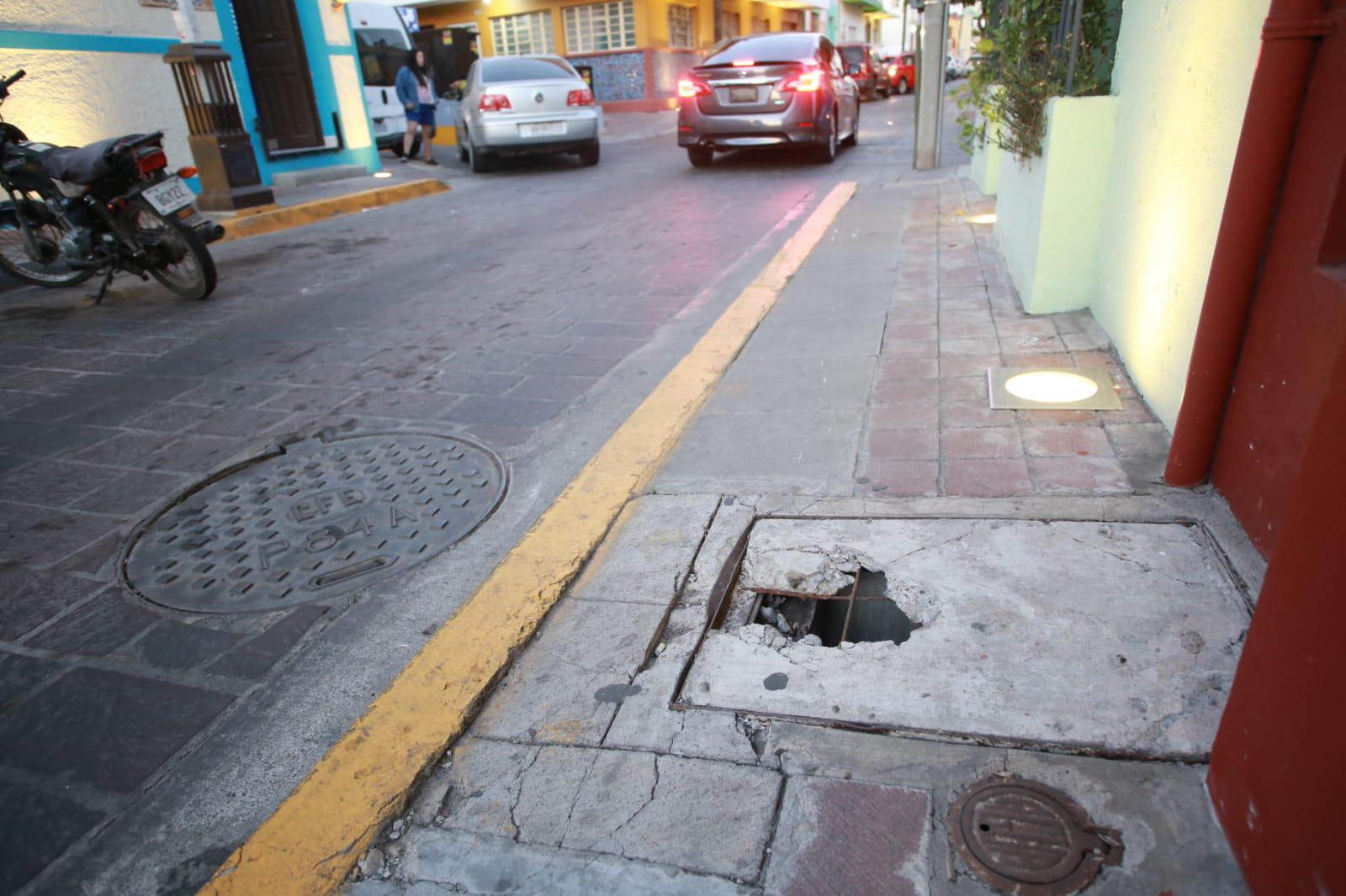 $!Un peligro para peatones este registro en la calle Libertad, en el Centro Histórico.