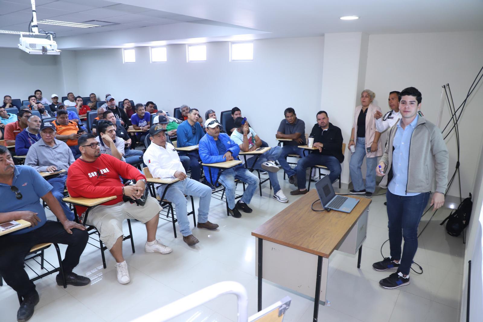 $!Camioneros denuncian ‘obstáculos’ en carril preferencial en Mazatlán
