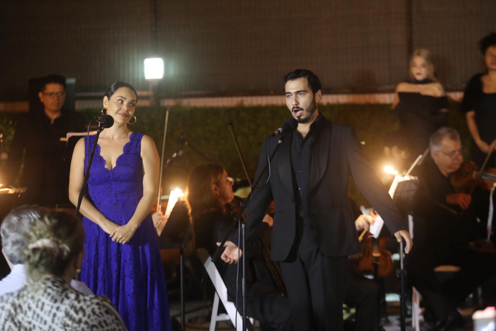 $!Rebeca de Rueda y Alejandro Yépez, acompañados del coro, dieron vida a la Mazurca de las Sombrillas.