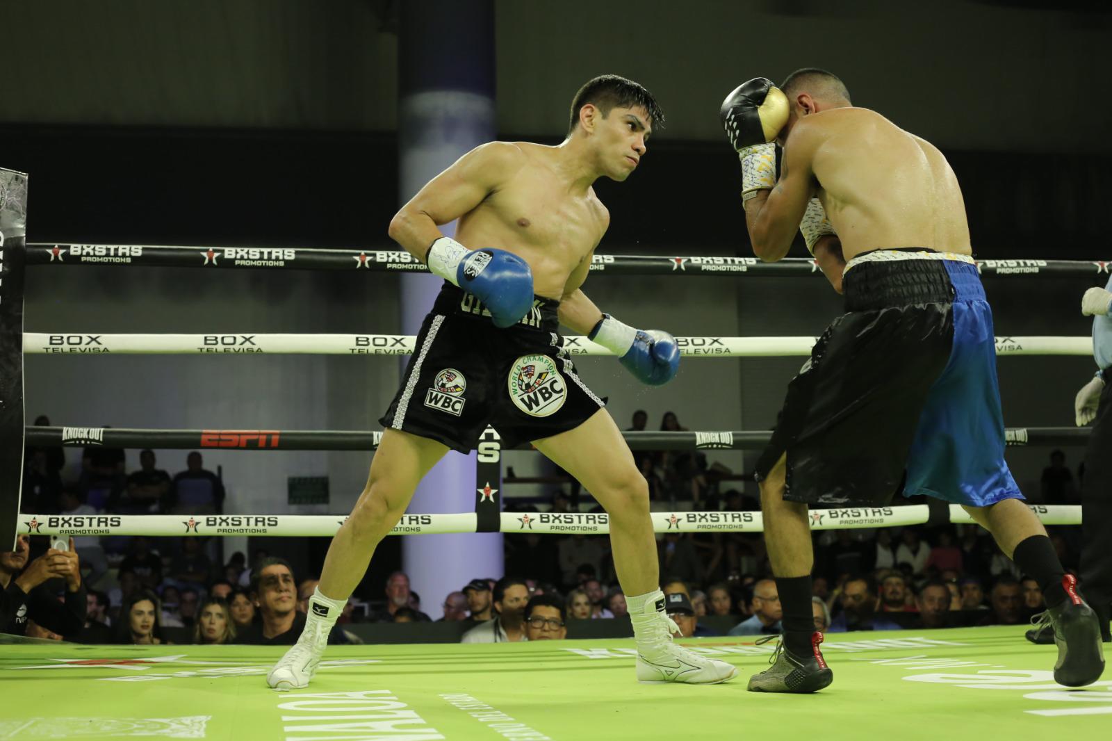 $!Pedro Guevara sale con el brazo en alto ante ‘Pamba’ Valdés en Mazatlán