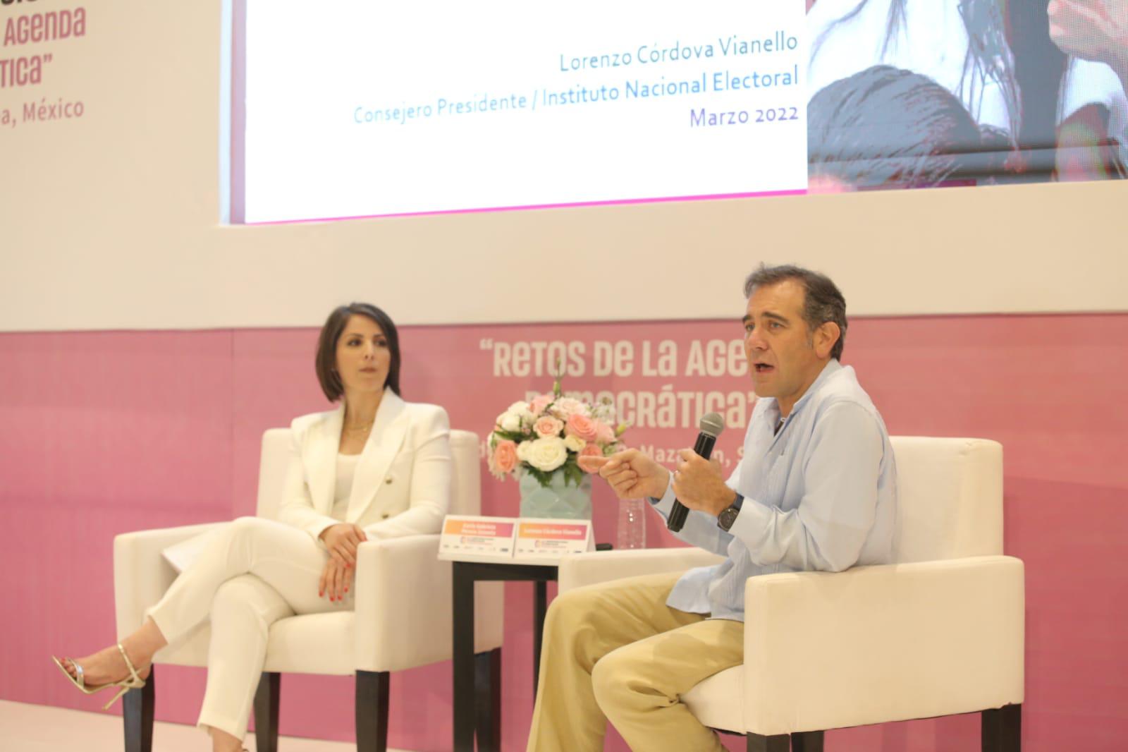 $!La democracia en México vive uno de sus peores momentos, advierte Lorenzo Córdova desde Mazatlán