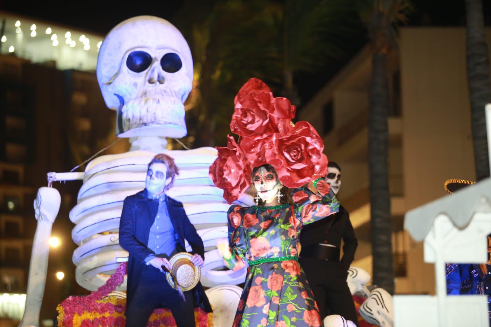 $!Disfrutan miles de personas del desfile del Día de Muertos en Mazatlán