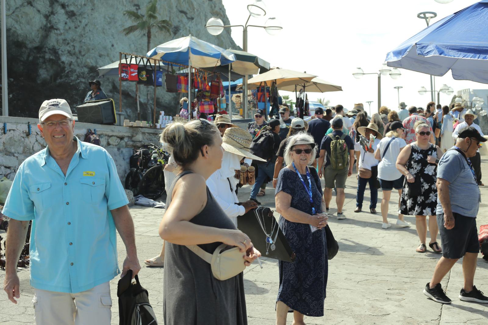 $!Recibe Mazatlán a más de 11 mil visitantes tras llegada de Koningsdam, Norwegian Bliss y Carnival Panorama