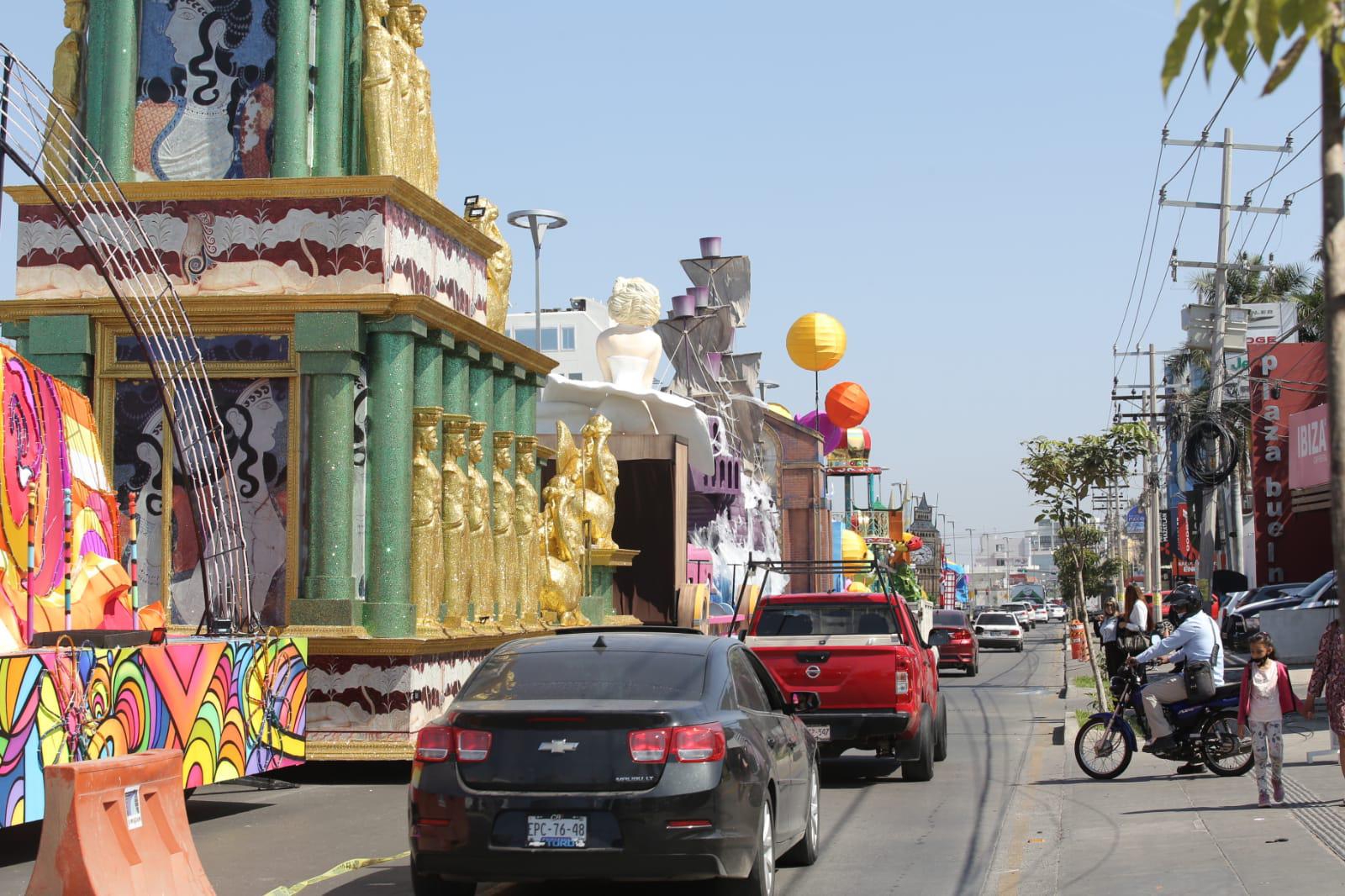 $!Carros alegóricos del Carnaval de Mazatlán permanecen en la Rafael Buelna y se alenta el tráfico en la zona