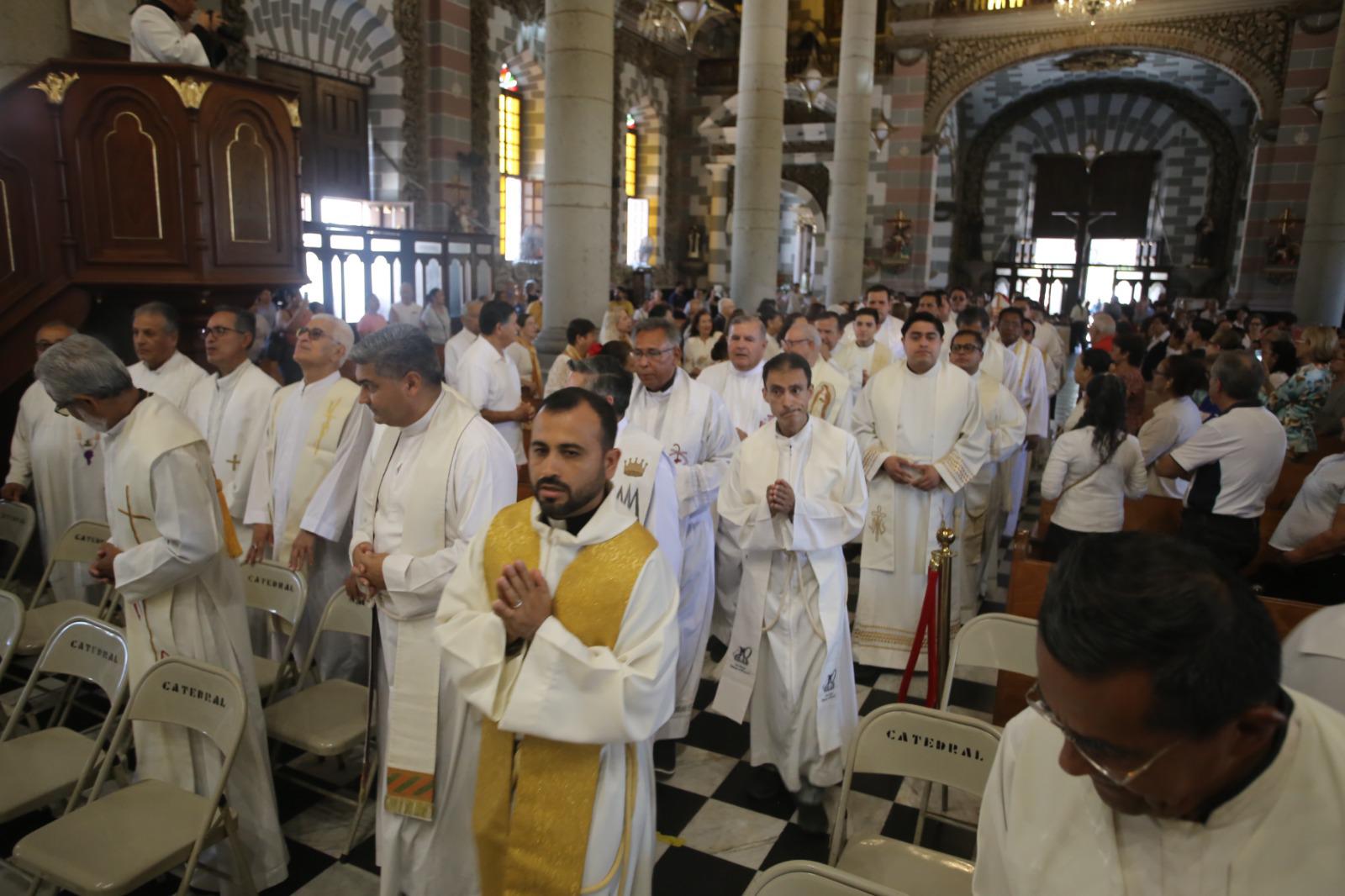 $!Renuevan sacerdotes de Mazatlán sus promesas de fe en la Misa Crismal