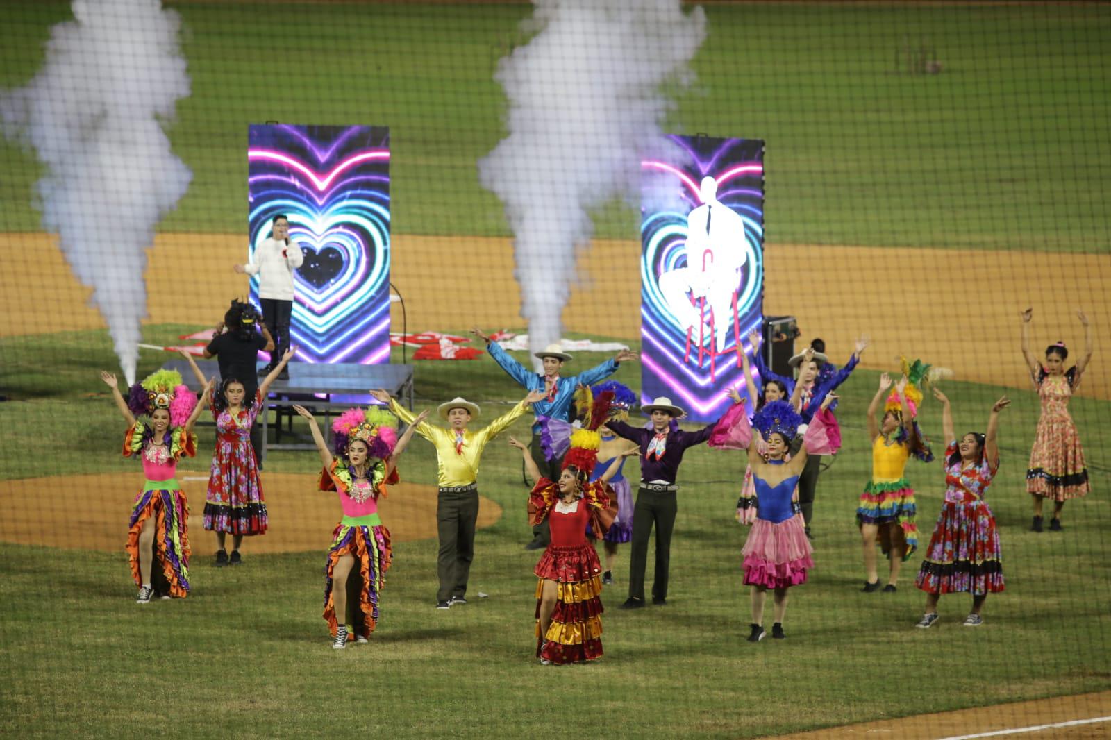 $!El Ballet Folclórico El Mazatleco, del profesor Gualberto Castro, acompañaron al cantante durante sus interpretaciones.