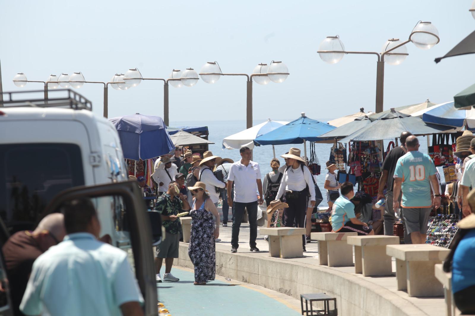 $!Arriba crucero Navigator of the Seas a Mazatlán con 3 mil 891 pasajeros y mil 258 tripulantes