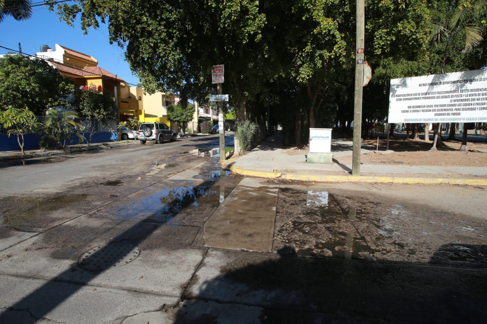 $!Corren aguas negras por calles del Sábalo Country