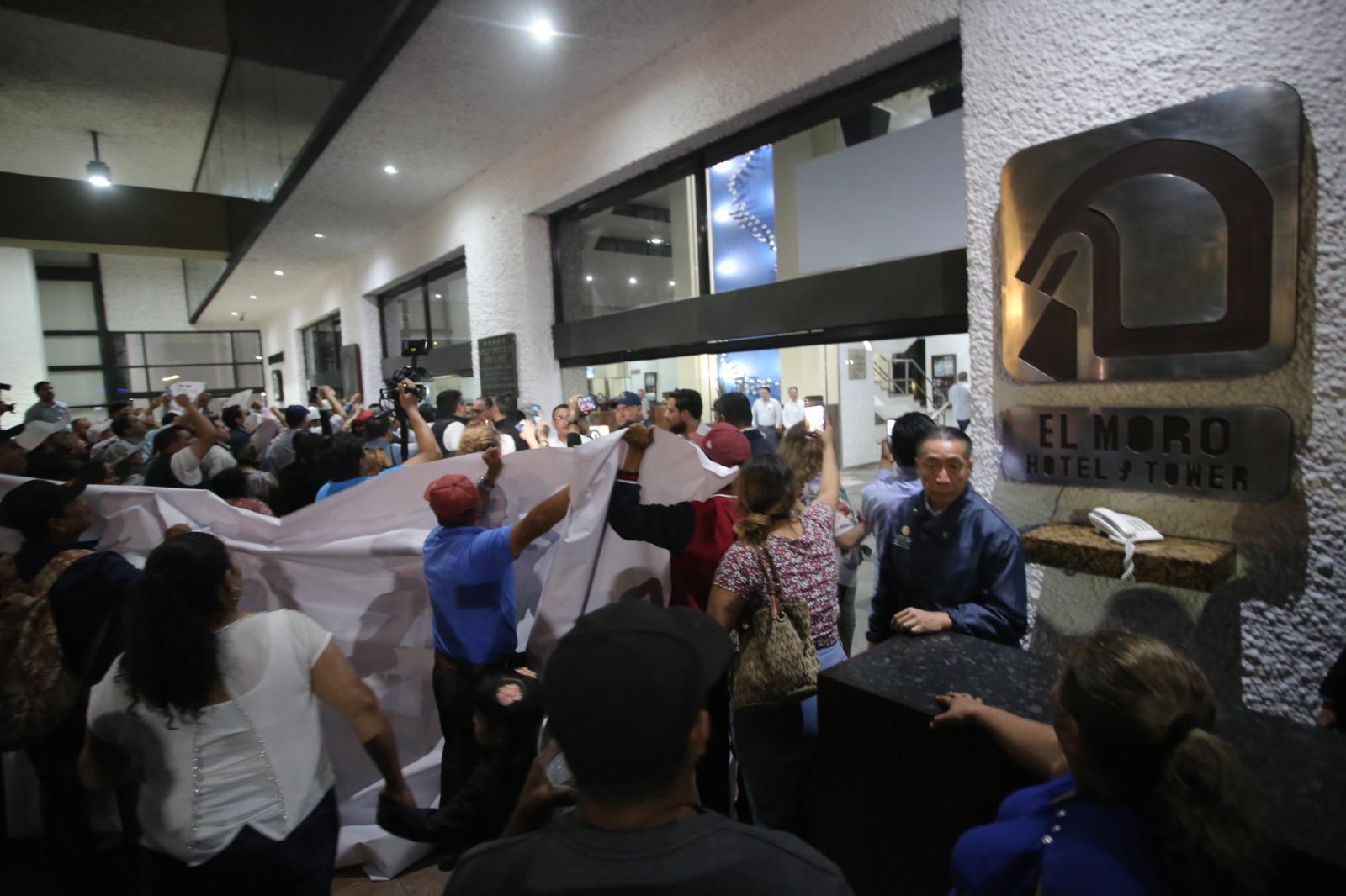 $!Increpan manifestantes de la UAS y desplazados a López Obrador y se meten al hotel El Cid