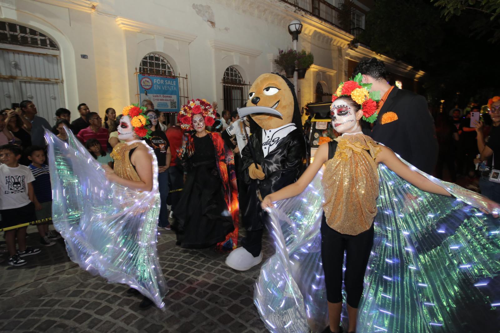 $!Catrinas, calaveras y almas de ultratumba encienden el ambiente festivo de la callejoneada en Mazatlán
