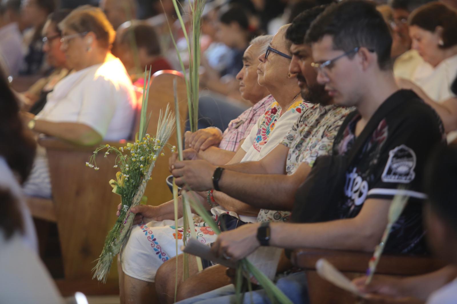 $!Obispo de Mazatlán llama a vivir la paz y la bondad en el Domingo de Ramos