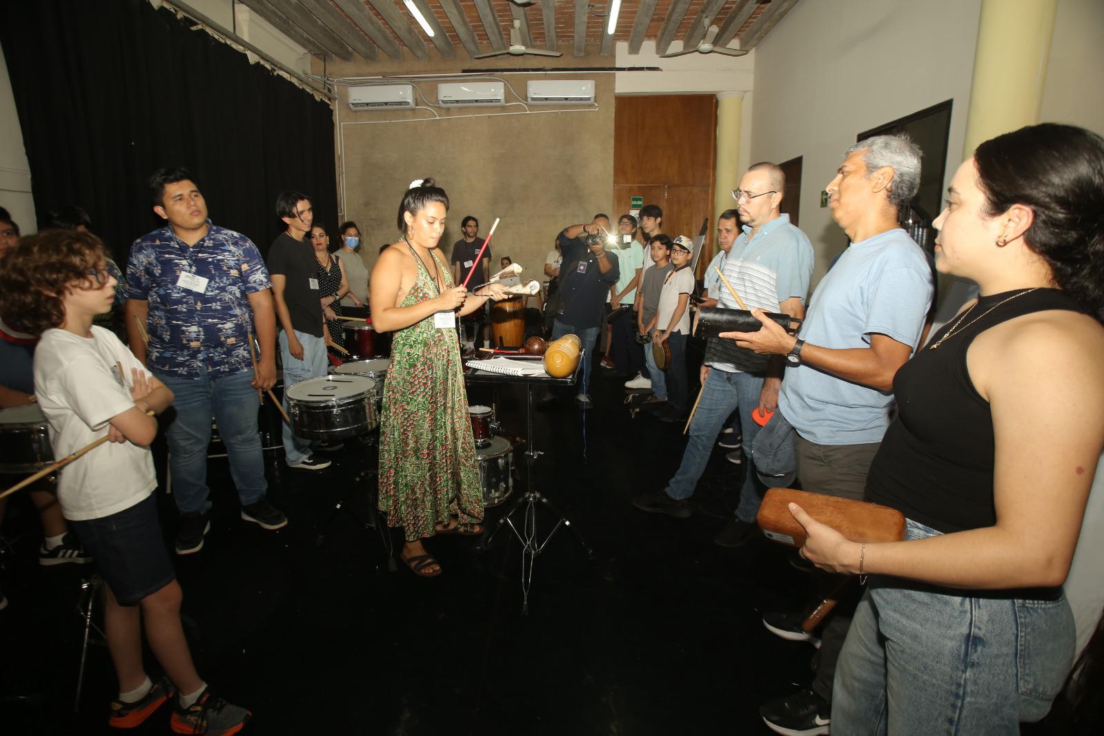 $!Durante la sesión inaugural, la tallerista explicó la técnica y organización de los instrumentos antes de iniciar la práctica en grupo.