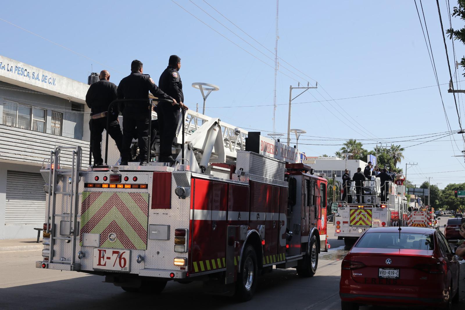 $!Recorren bomberos de Mazatlán las calles del puerto en celebración por su día