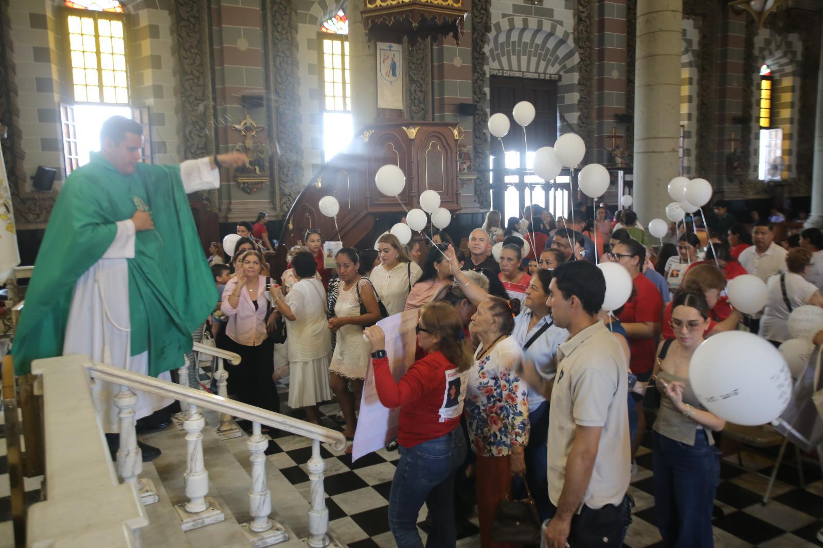 $!Elevan plegaria por sus desaparecidos en Catedral de Mazatlán