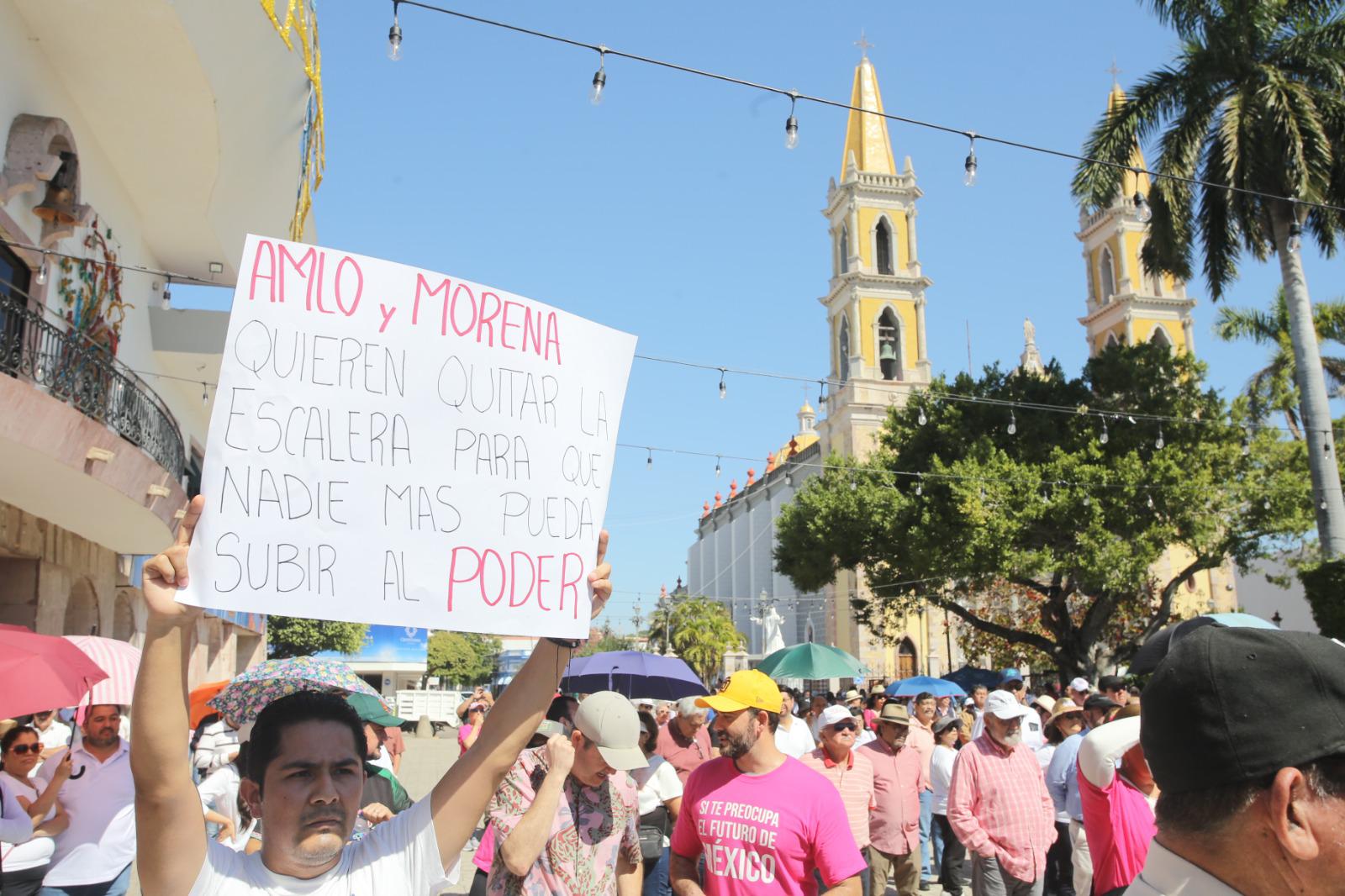 $!En Mazatlán piden elecciones libres y celebran mitin en la Plazuela República