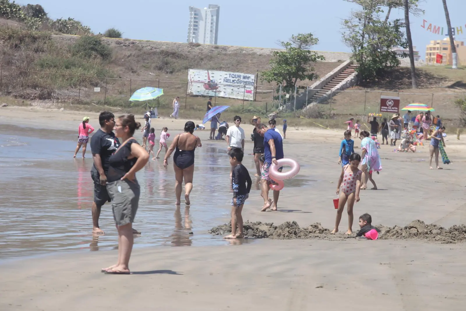 $!Se mantiene buena presencia de bañistas en las playas de Mazatlán