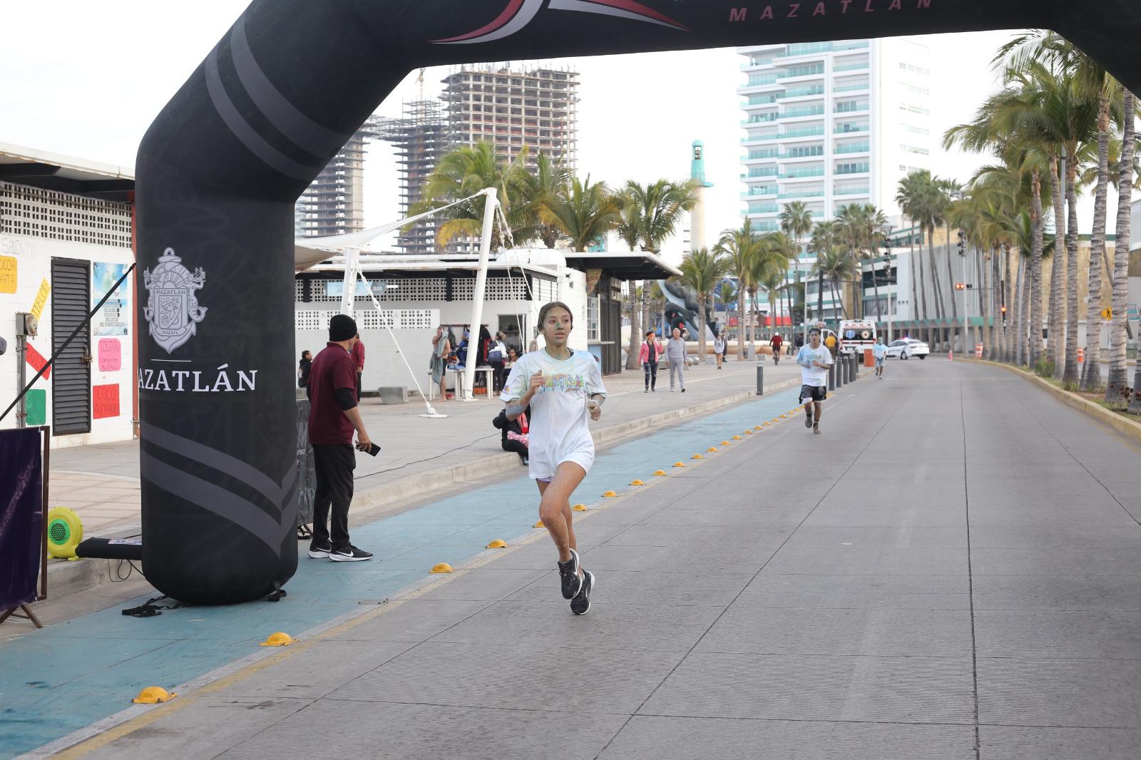 $!Mil 500 participantes viven una fiesta en la Carrera Píntate 5K Mazatún