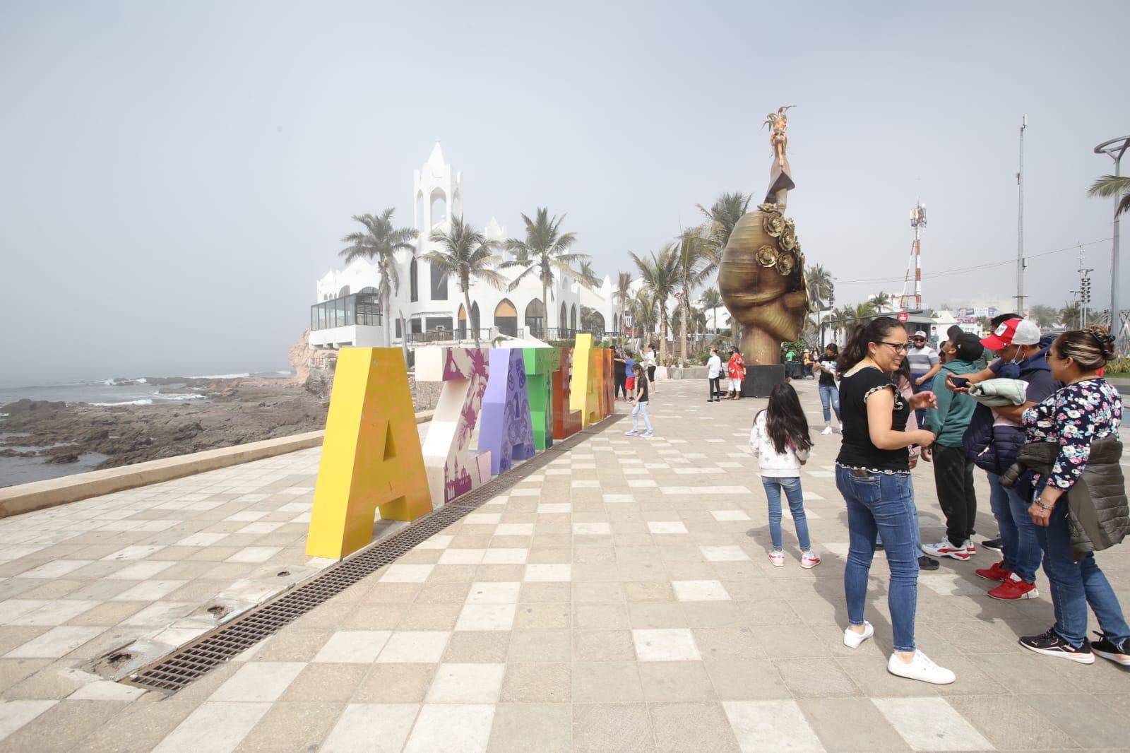 $!¡No se la robaron! La letra ‘M’ del parador fotográfico de Mazatlán fue retirada por un daño, aclaran