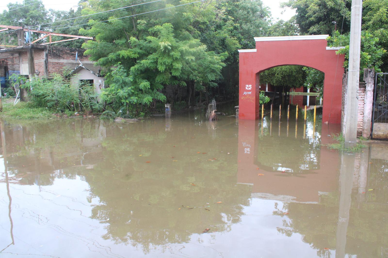$!Se desbordan lagunas en Rosario e inundan viviendas