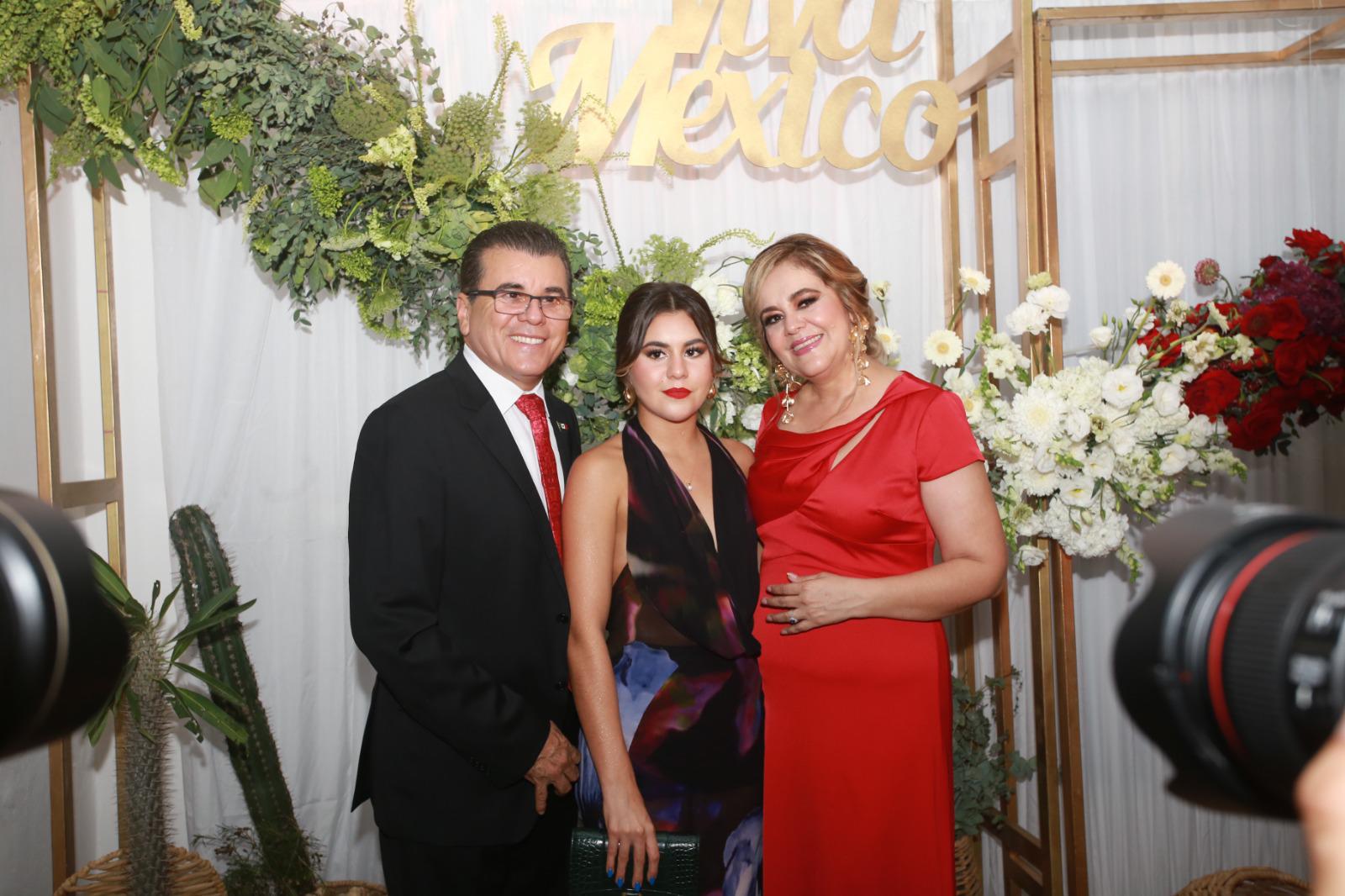 $!El Alcalde Édgar González y su esposa María Teresa Apodaca de González, junto a su hija Danha.