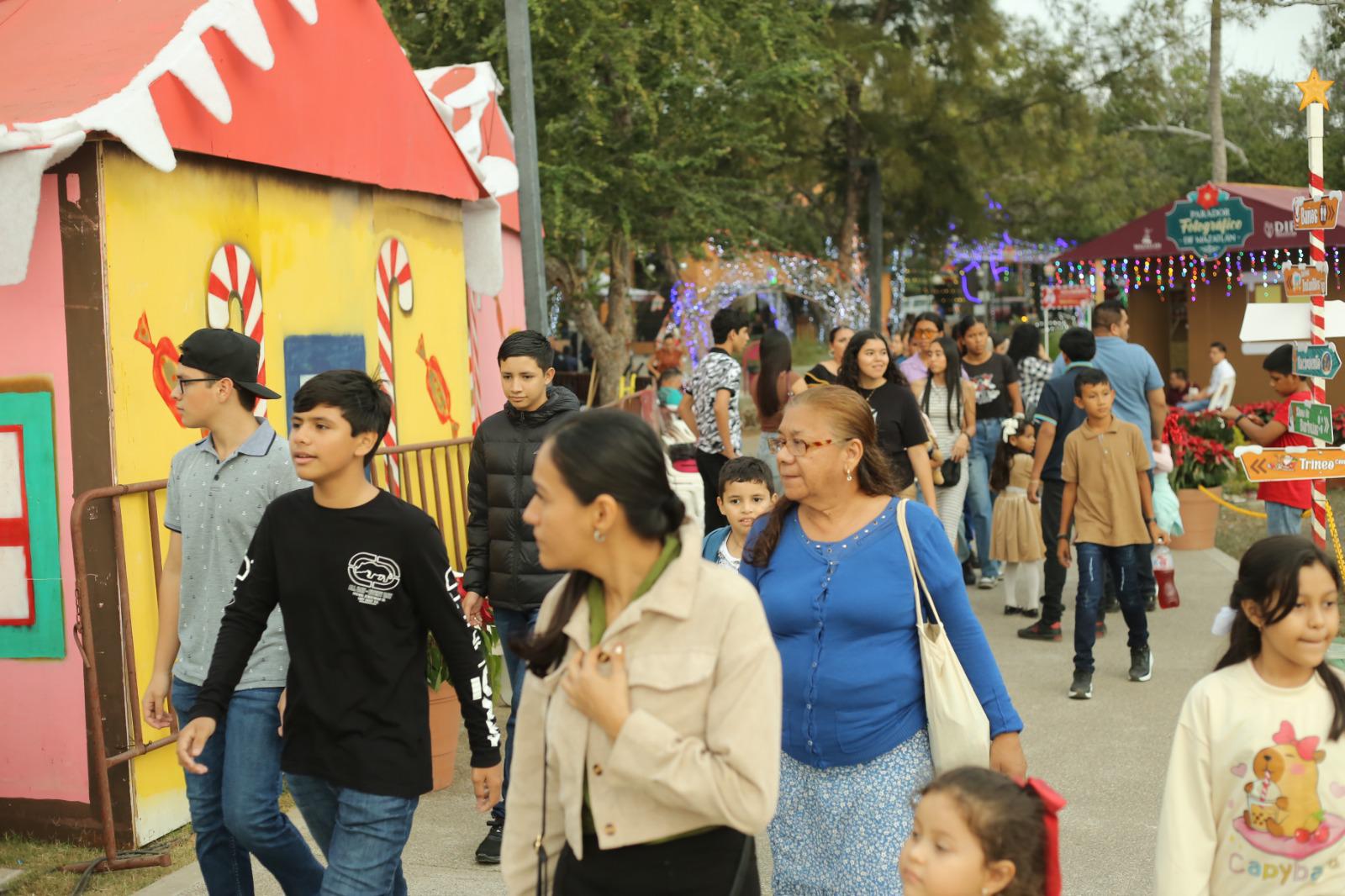 $!Pasan un domingo de magia y diversión en la Villa Navideña de Mazatlán