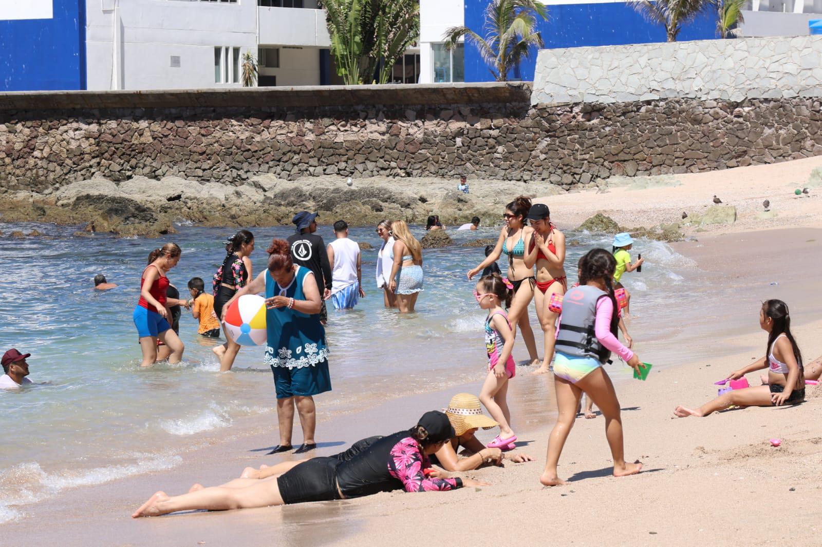 $!Playas de Mazatlán atraen a turistas nacionales en puente vacacional