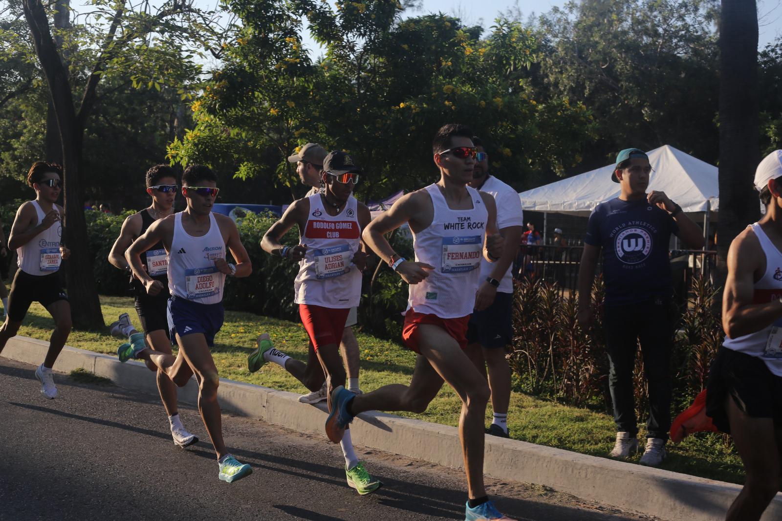 $!¡Tricampeón! Diego Bárcenas rompe su propio récord en Carrera Urbanianos Premier