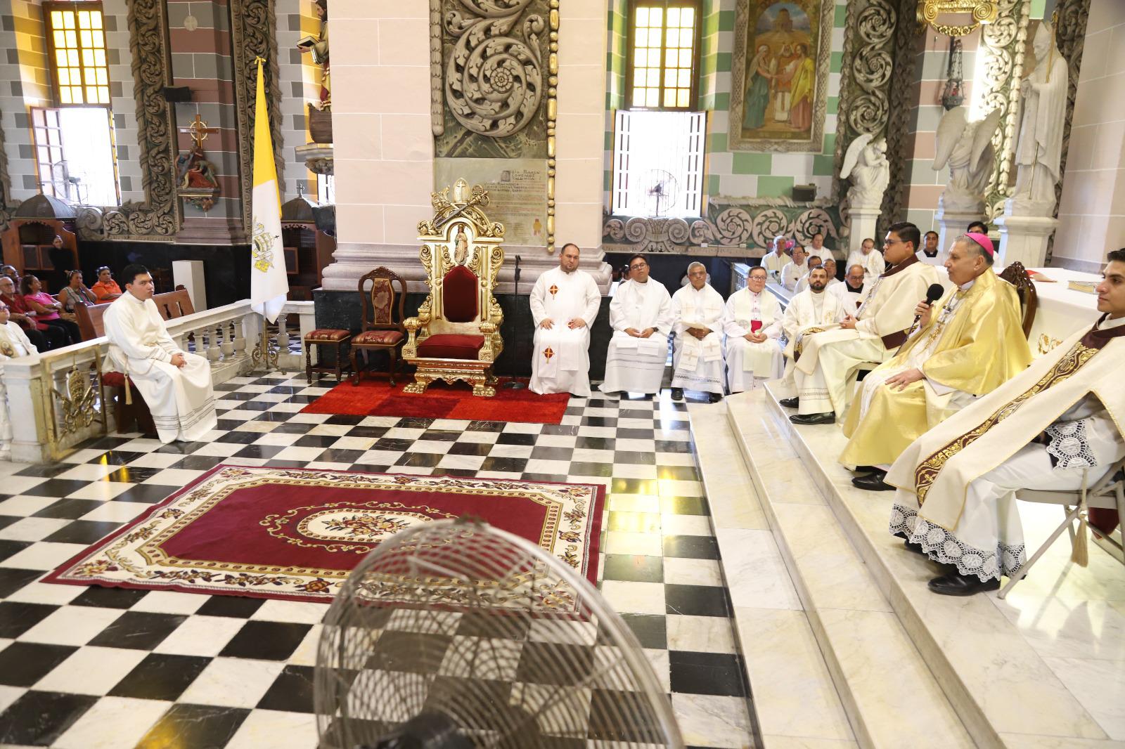 $!Ordenan diácono a Germán Ildefonso durante el 67 aniversario de la Diócesis de Mazatlán