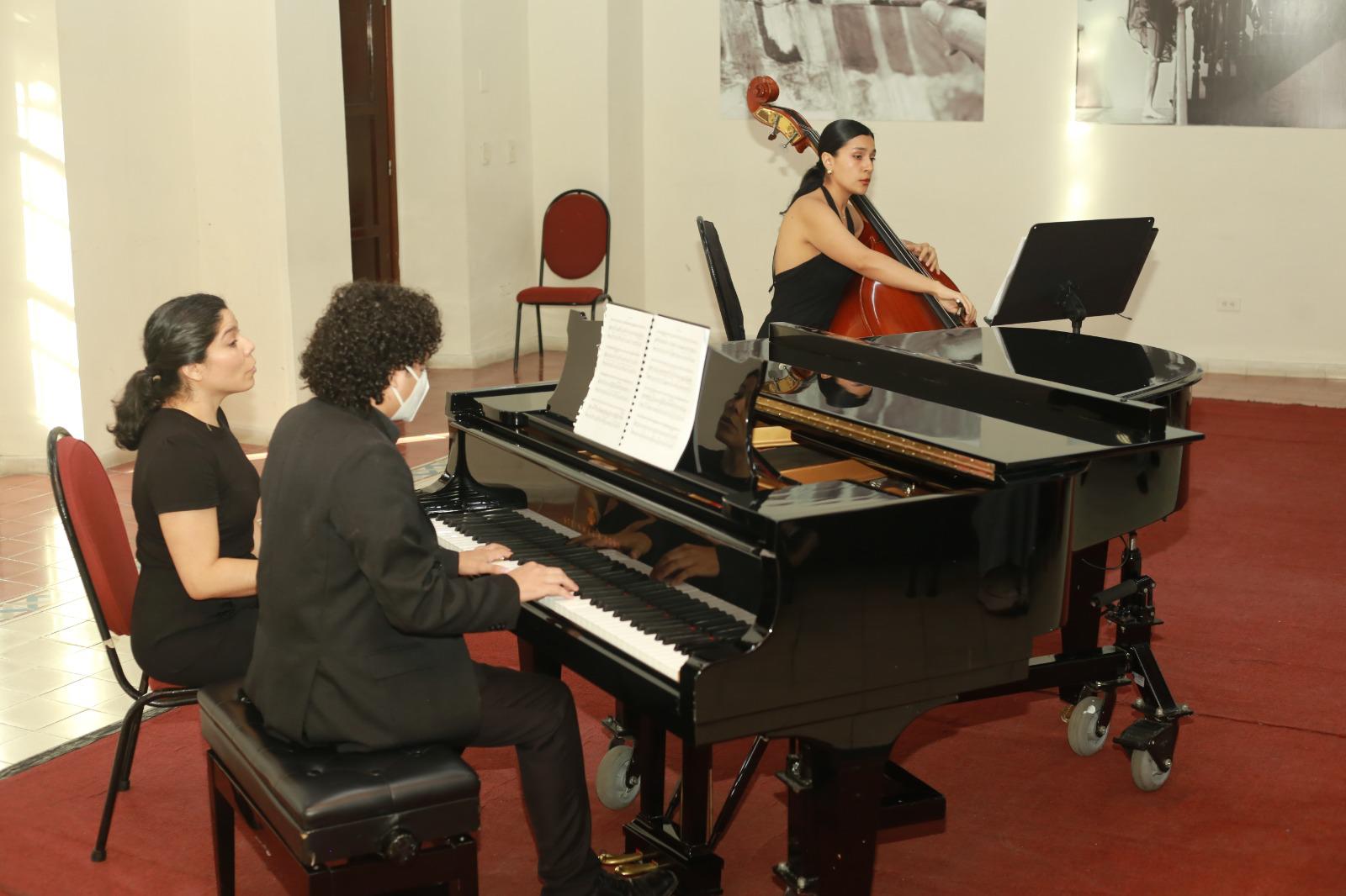 $!Acompañada al piano por Isaac Verdugo, la joven interpretó obras de Bach y Sergei Koussevitzky ante el público mazatleco.