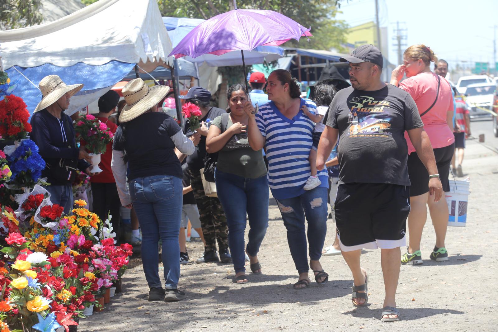 $!Mazatlecos se dan cita en panteones de la ciudad para festejar a las mamás del cielo
