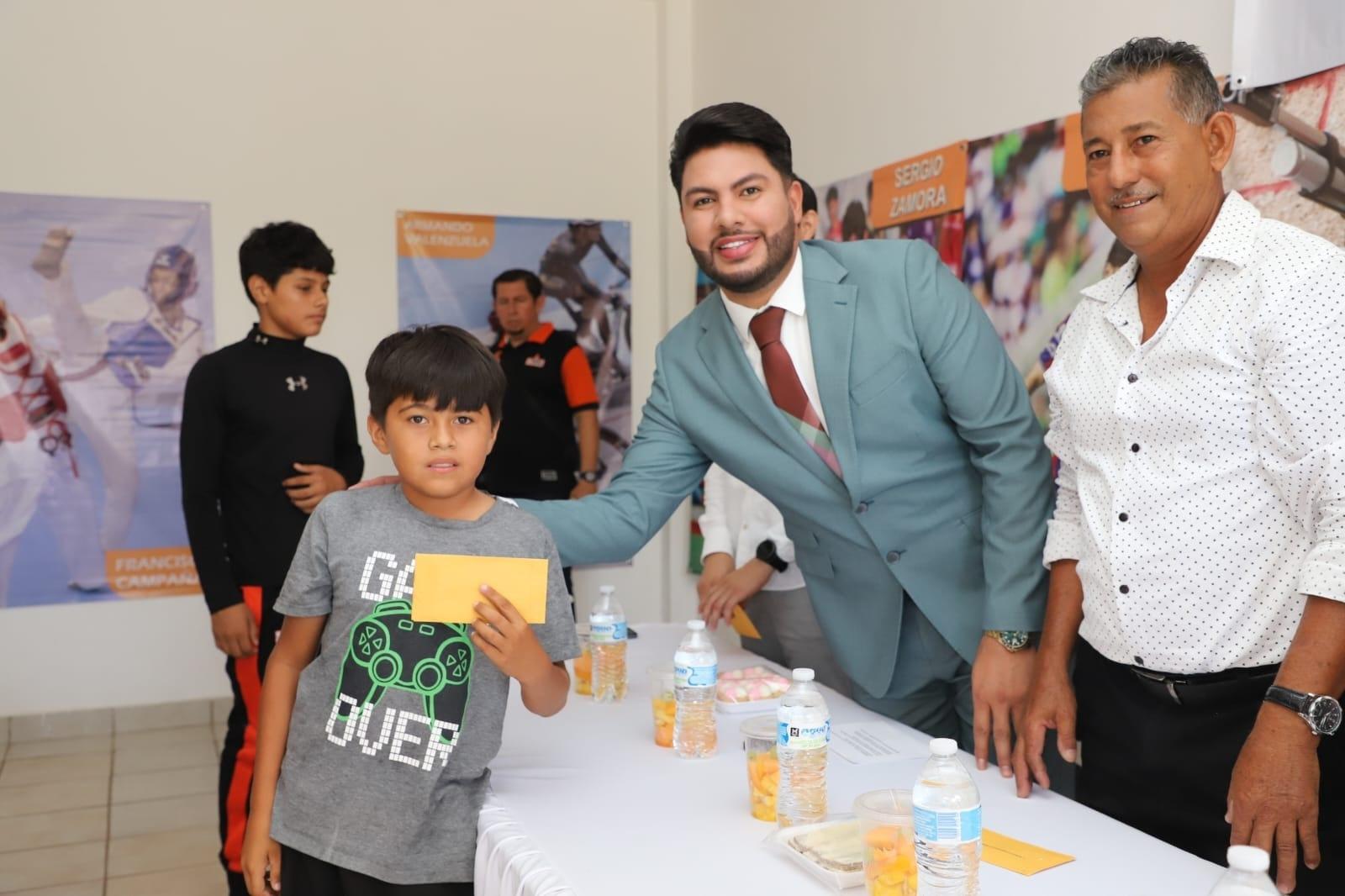 $!Entregan becas a deportistas destacados del municipio de Elota