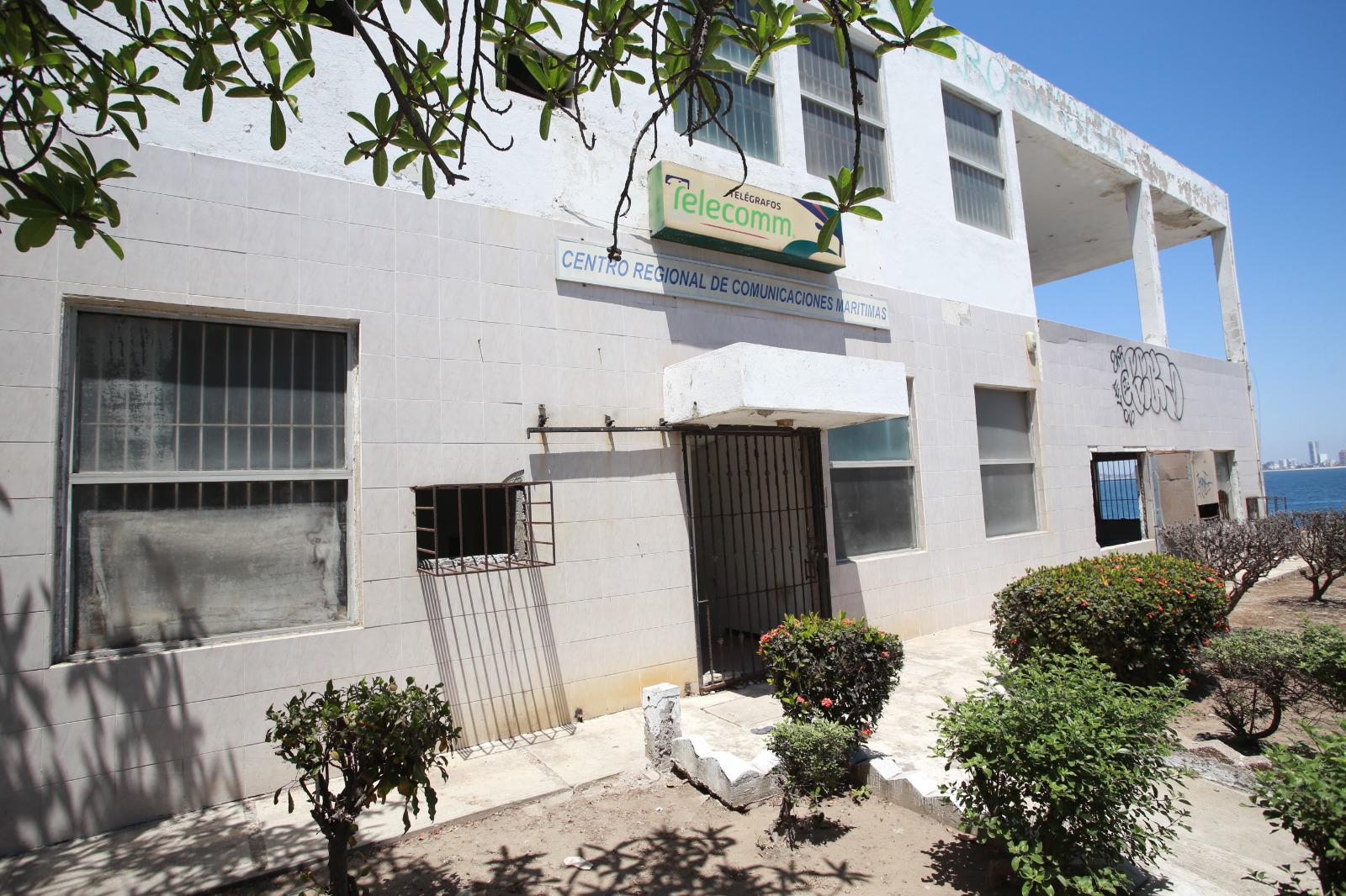 $!Deterioro acaba con edificio de Telégrafos en el Paseo Claussen de Mazatlán