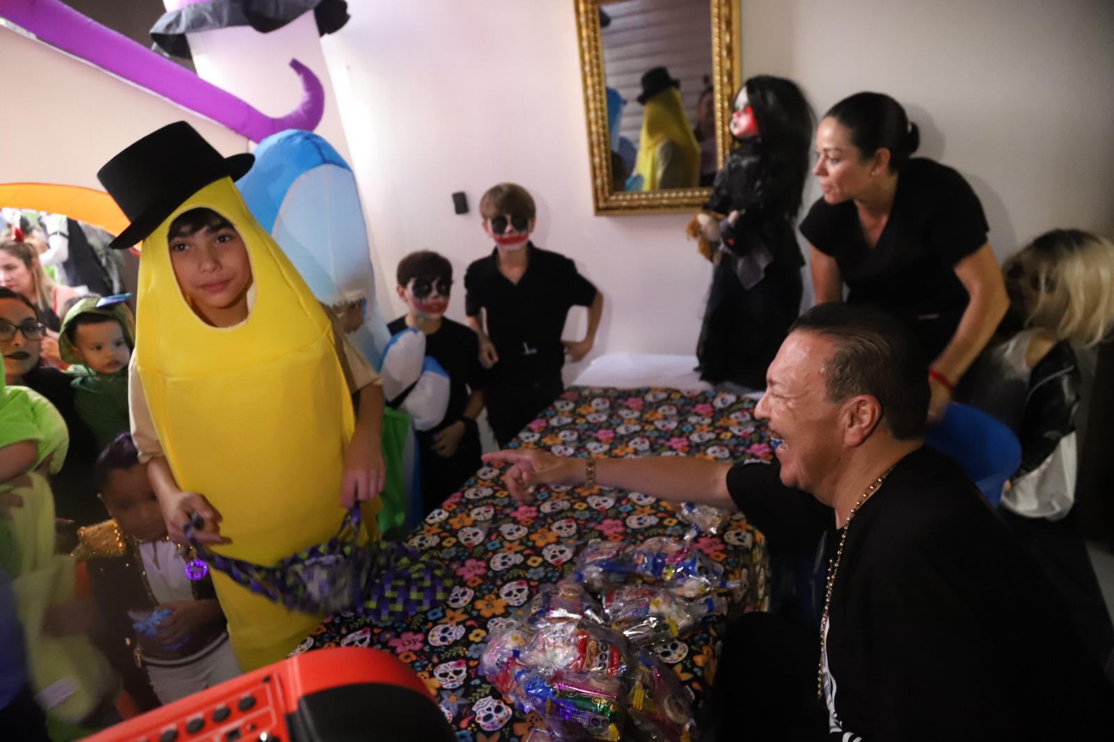 $!Julio Preciado regala cada año dulces a los niños.