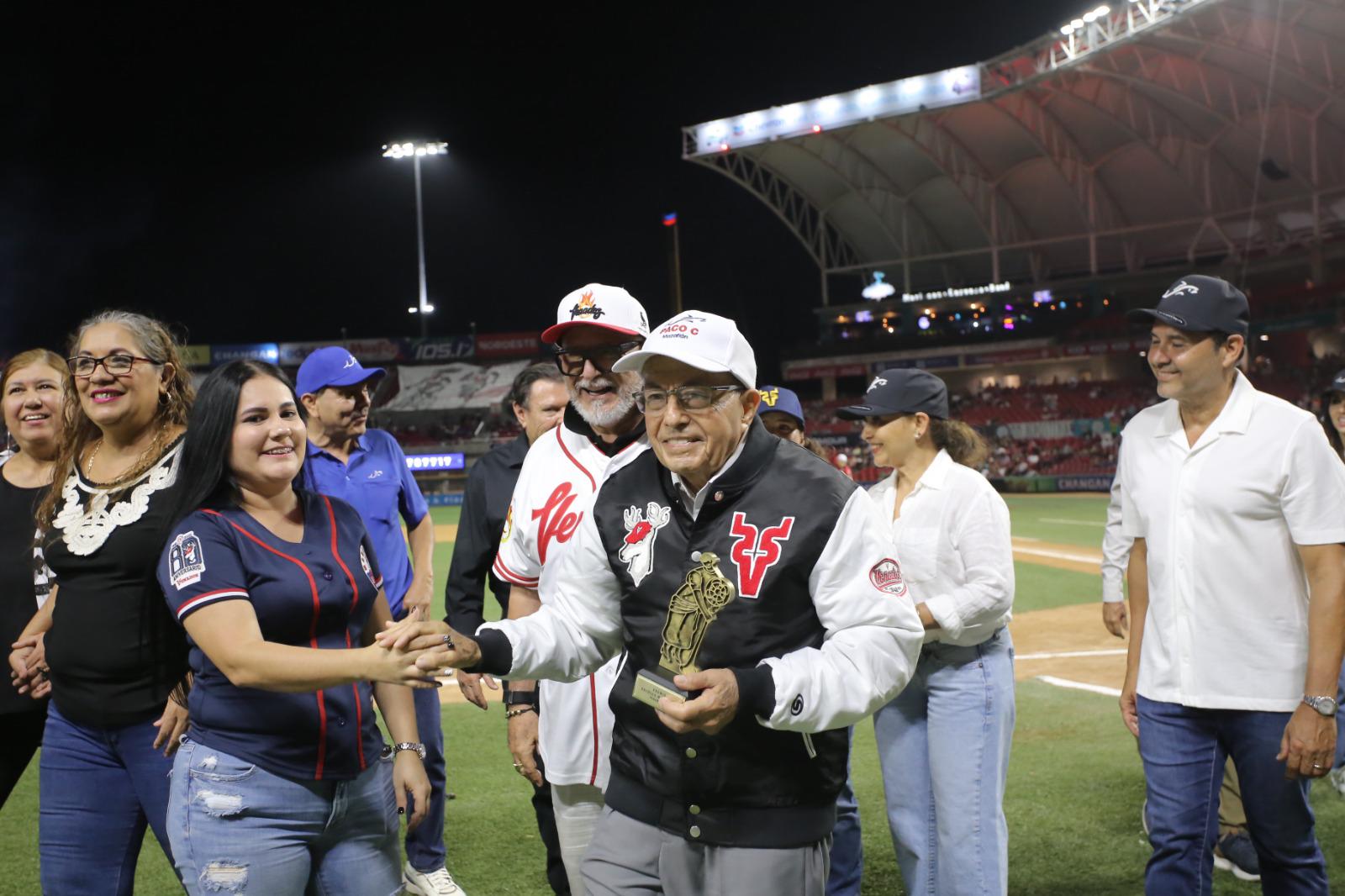 $!Recibe empresario Leovi Carranza Premio Orgullo Mazatlán 2025