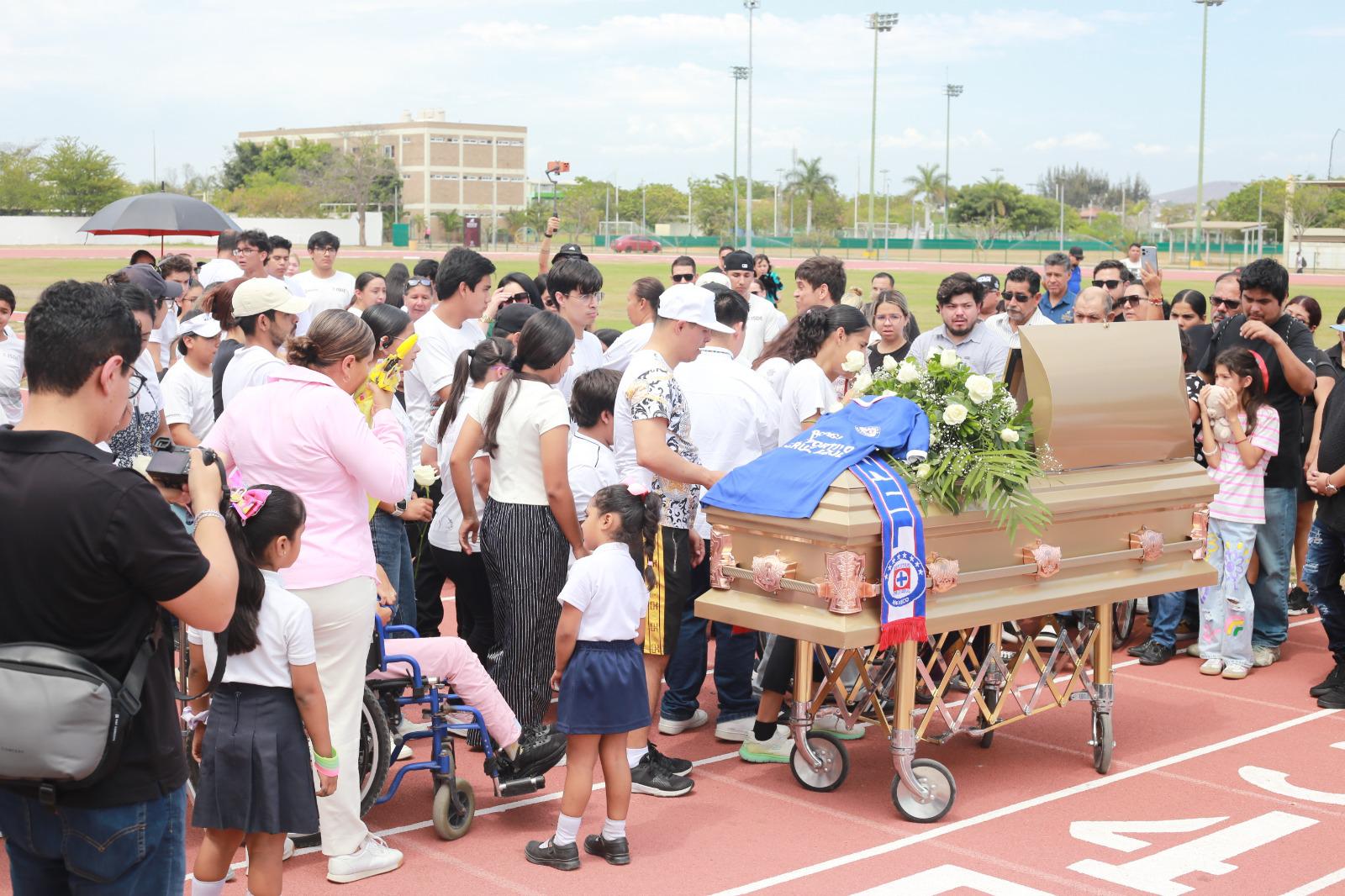 $!Dan paratletas mazatlecos y familares el último adiós a José Trinidad Serrano García