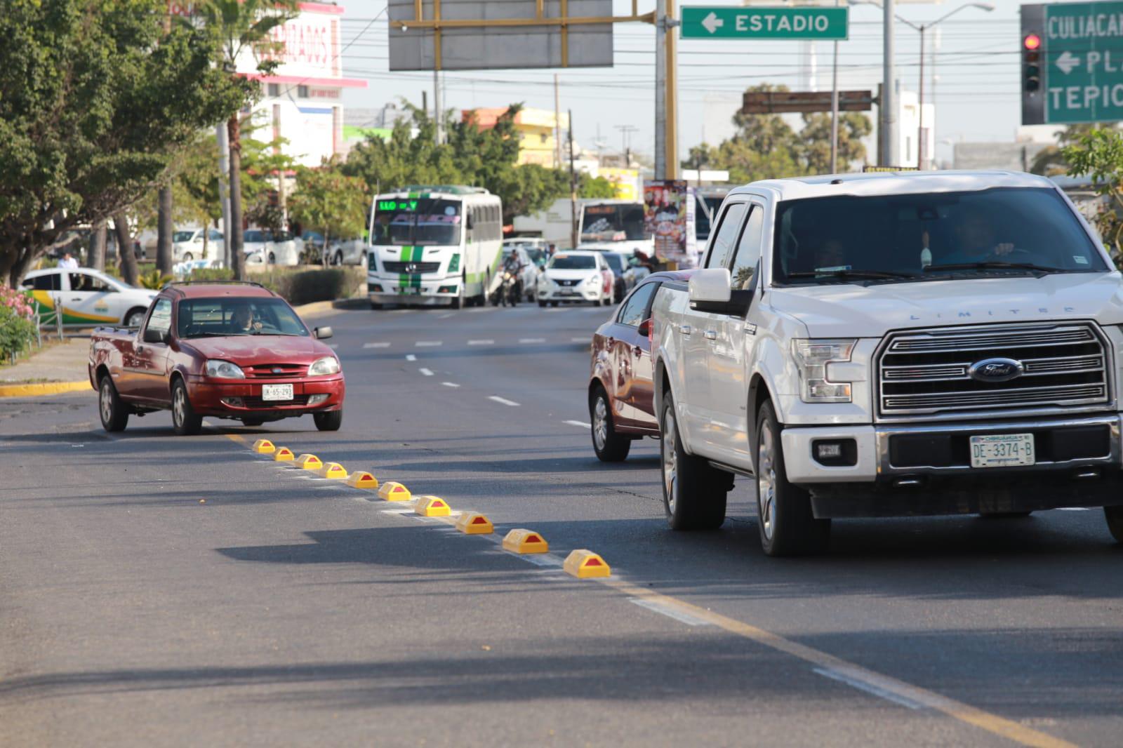 $!Colocan boyas en carril preferencial en Mazatlán