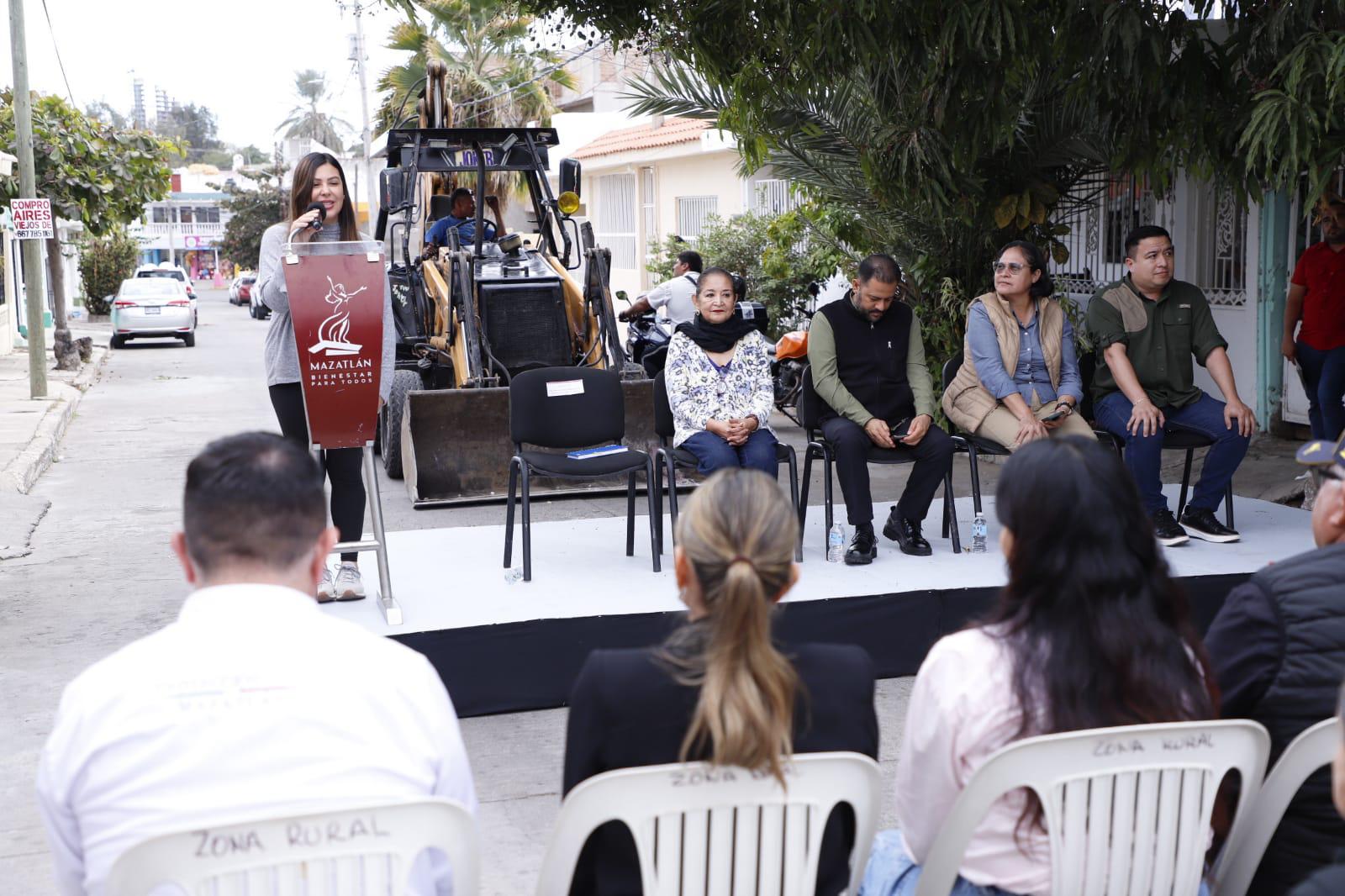 $!Dan banderazo para inicio de pavimentación de calle y rehabilitación de red sanitaria