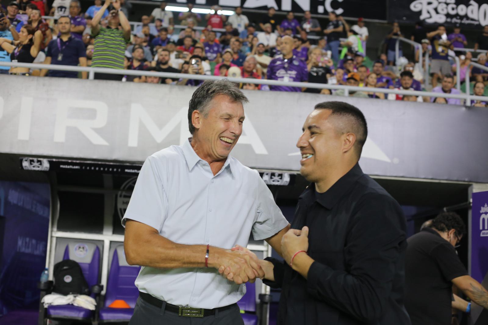 $!Los entrenadores de ambos equipos Robert Dante Siboldi y Efraín Juárez, al momento de darse un saludo.