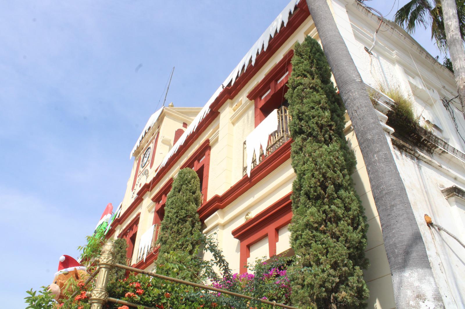 $!Decoran fachada del Ayuntamiento de Rosario; olvidan malas condiciones del resto del edificio