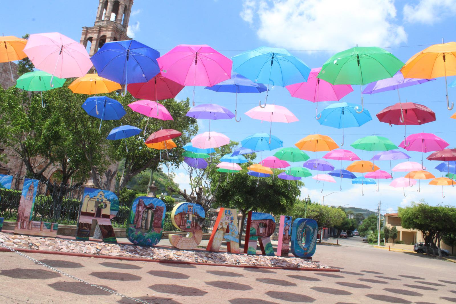 $!Colocan decoraciones en callejones y atractivos de Rosario
