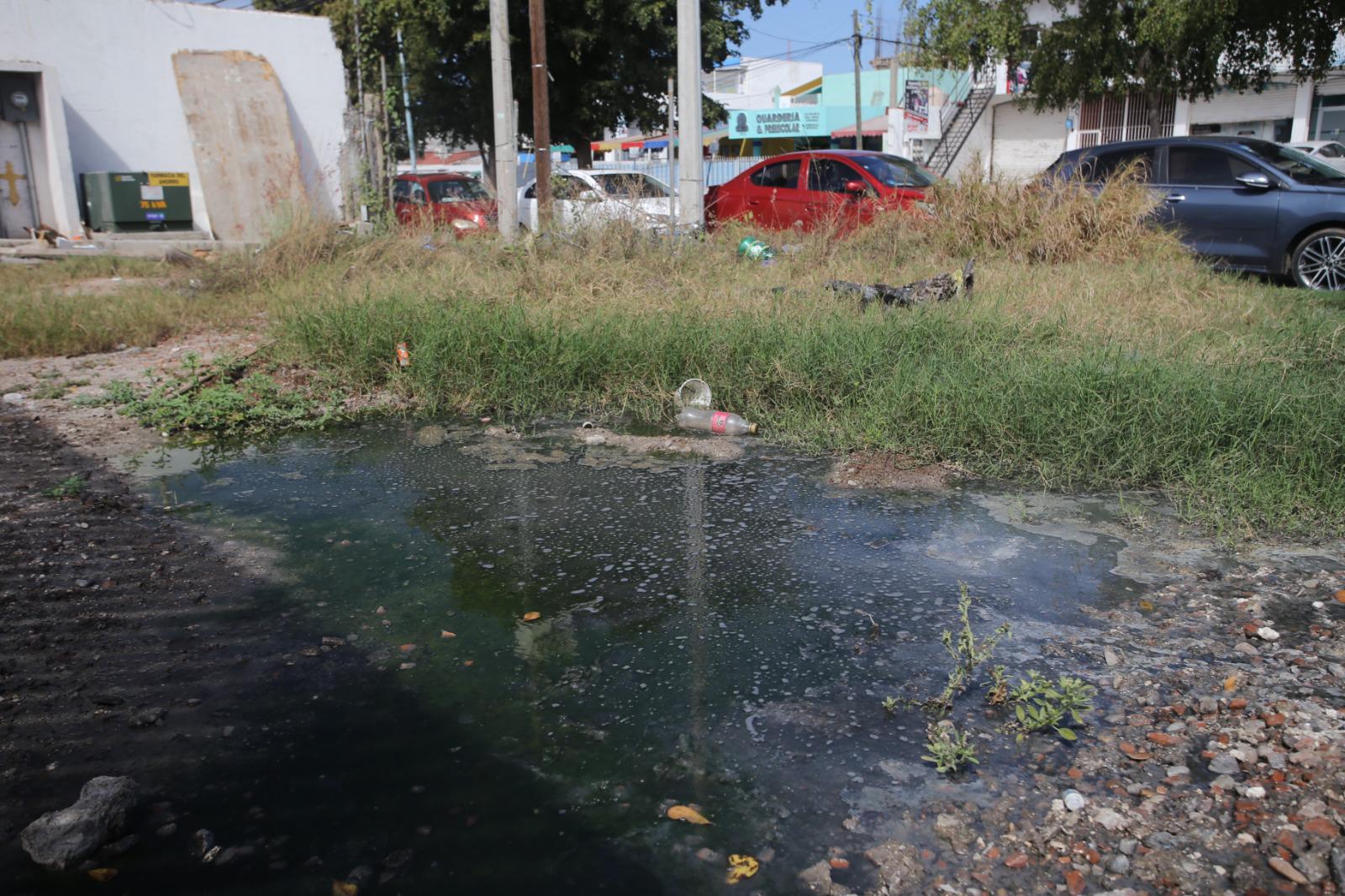 $!Denuncian fugas de aguas negras sobre la Avenida Lola Beltrán, en Mazatlán