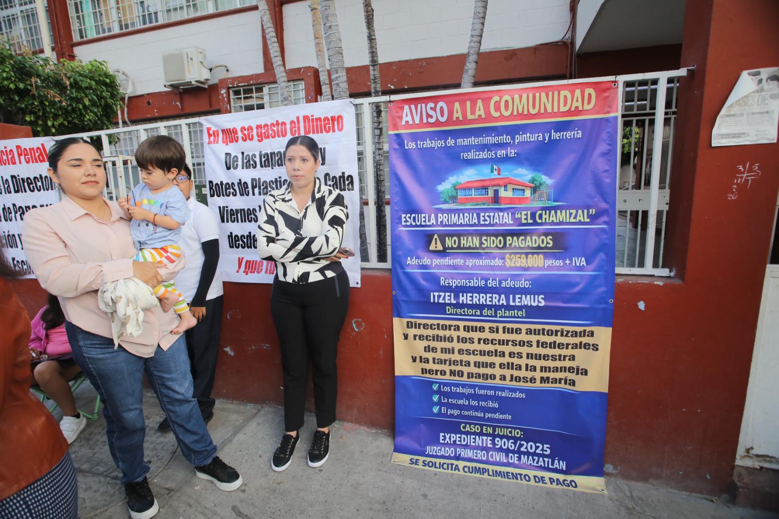 $!Padres de familia toman primaria en Mazatlán para exigir cambio de directora