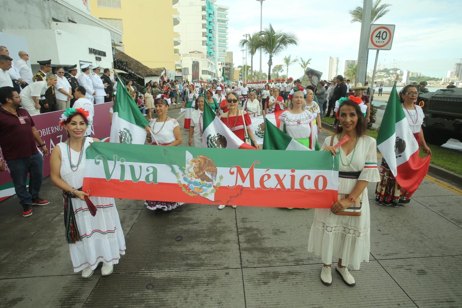 $!Los colores patrios estuvieron presentes el desfile.