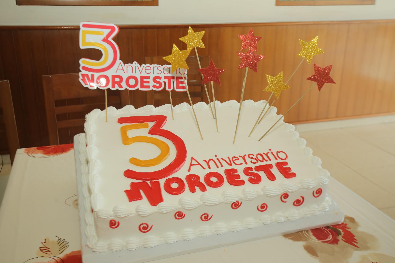 $!El pastel con el número 53 fue parte de la celebración por un aniversario más de Noroeste.