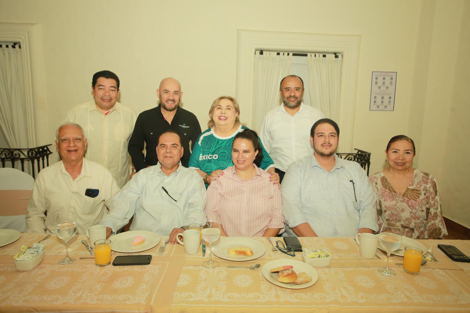$!Integrantes del Instituto Mexicano de Contadores Públicos de Sinaloa participaron en el desayuno técnico realizado para fortalecer la actualización profesional.
